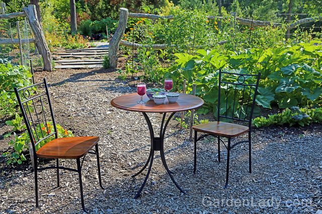 fornari_table_in_garden
